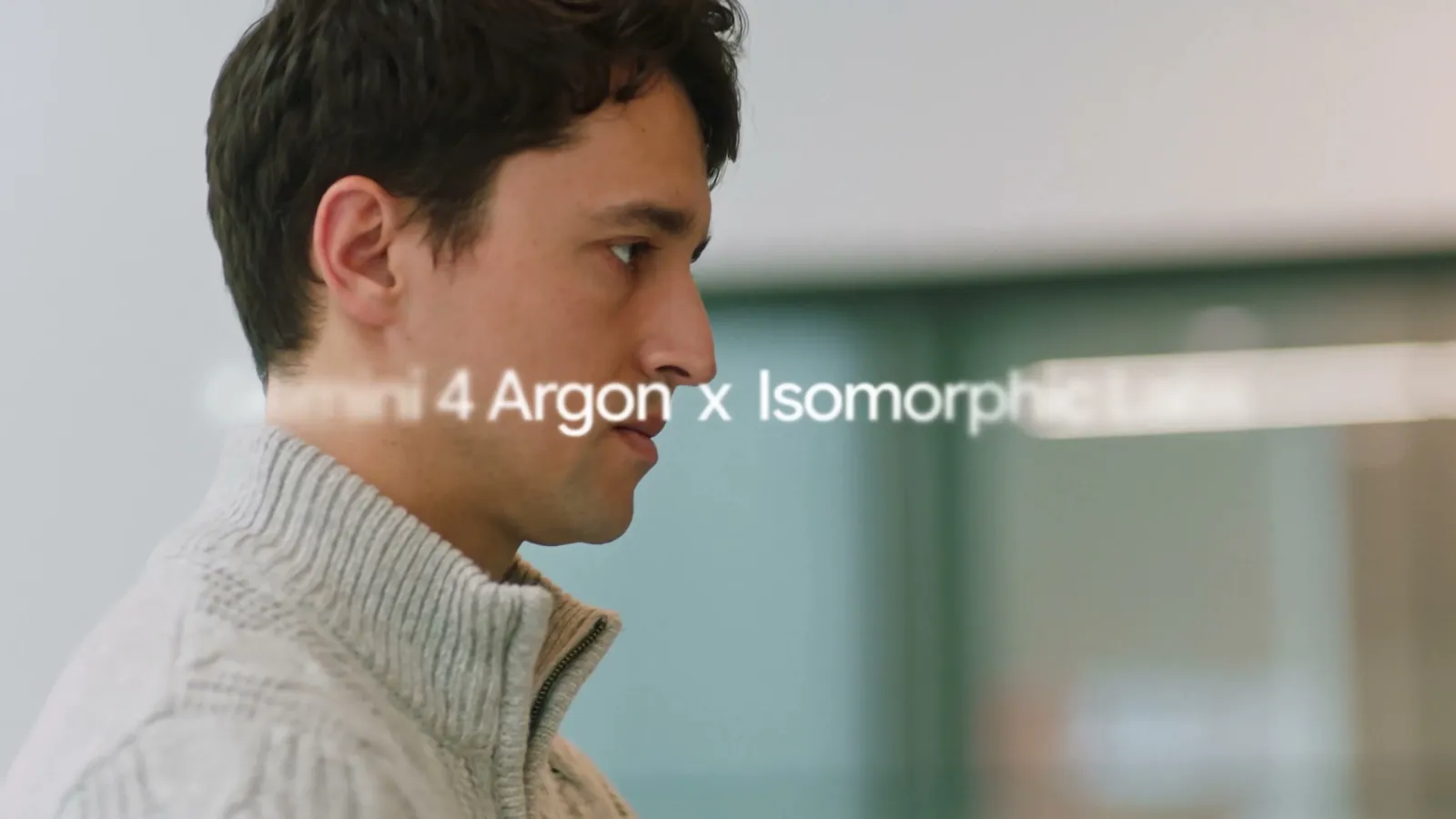 Ein Mitarbeiter von Isomorphic Labs im Porträt, darüber der Schriftzug „Gemini 4 Argon x Isomorphic Labs“